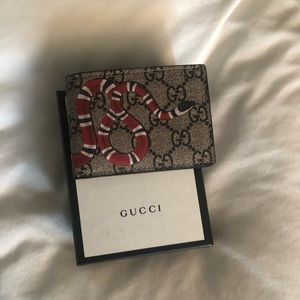 Gucci bi-fold supreme four card slot wallet